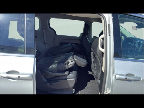 Used 2024 Chrysler Pacifica Select image 20