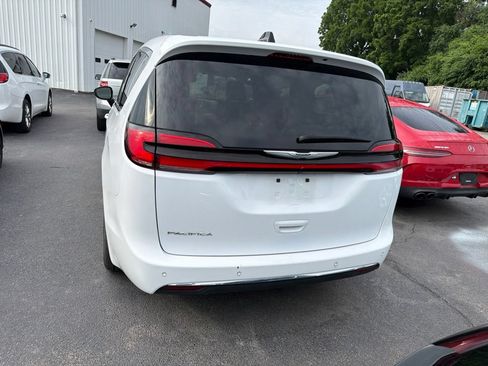 Certified 2024 Chrysler Pacifica Touring-L FWD image 5