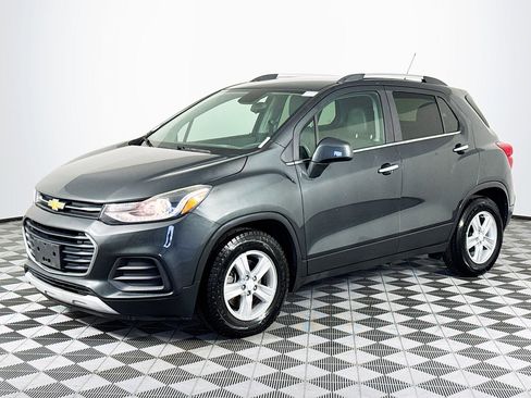 Used 2017 Chevrolet Trax LT w/ LT Convenience Package image 4