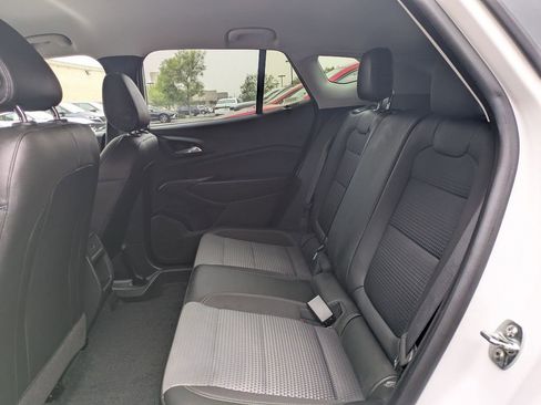Used 2025 Chevrolet Trax LT w/ LT Convenience Package FWD image 32