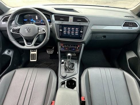 Certified 2024 Volkswagen Tiguan SE R-Line image 17
