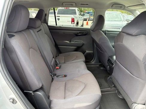 Used 2025 Toyota Highlander LE FWD image 20