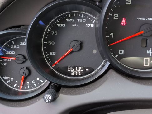 Used 2017 Porsche Cayenne Platinum Edition image 21