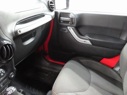 Used 2017 Jeep Wrangler Unlimited Sahara w/ Connectivity Group image 21