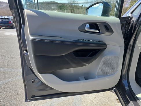 Used 2022 Chrysler Pacifica Touring-L AWD/4WD image 17