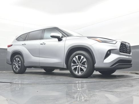 Used 2022 Toyota Highlander XLE FWD image 20