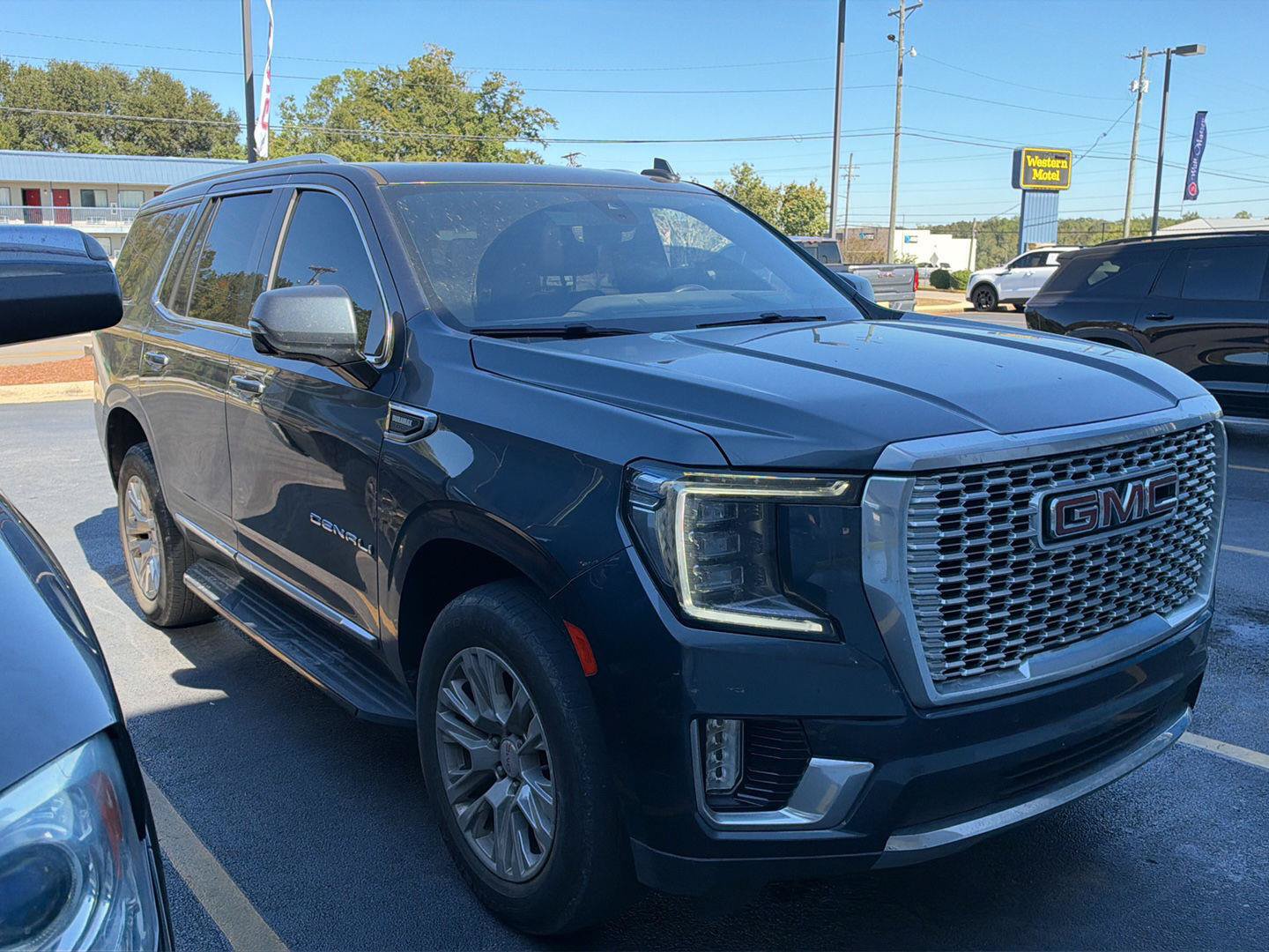 Used 2021 GMC Yukon Denali w/ Advanced Technology Package RWD image 2