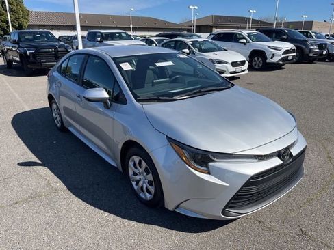 Used 2025 Toyota Corolla LE image 3
