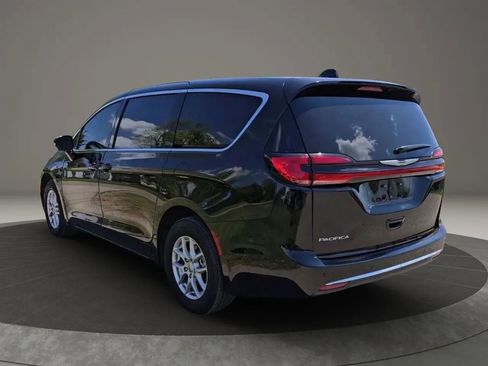 Used 2024 Chrysler Pacifica Touring-L FWD image 5