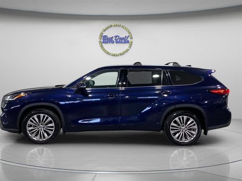 Used 2022 Toyota Highlander Platinum image 2