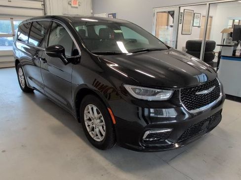 Used 2025 Chrysler Pacifica Select FWD image 7