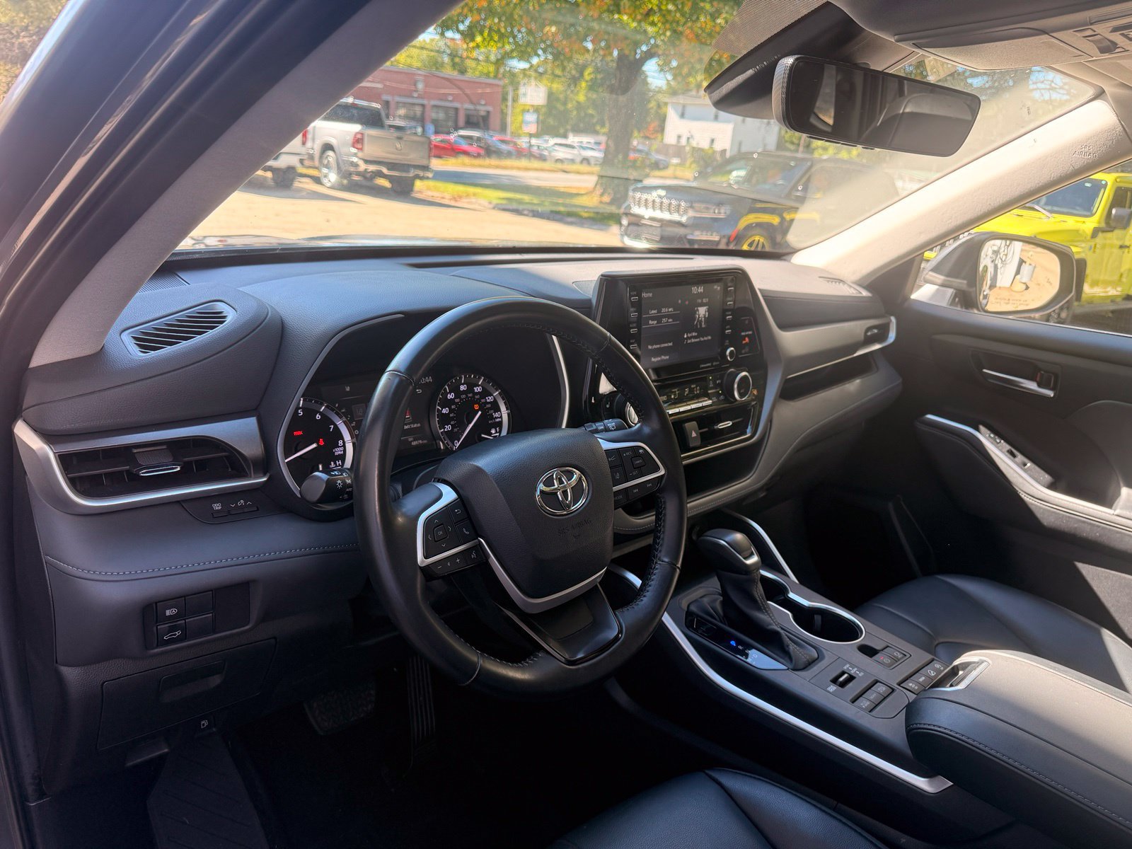 Used 2022 Toyota Highlander XLE AWD/4WD image 9
