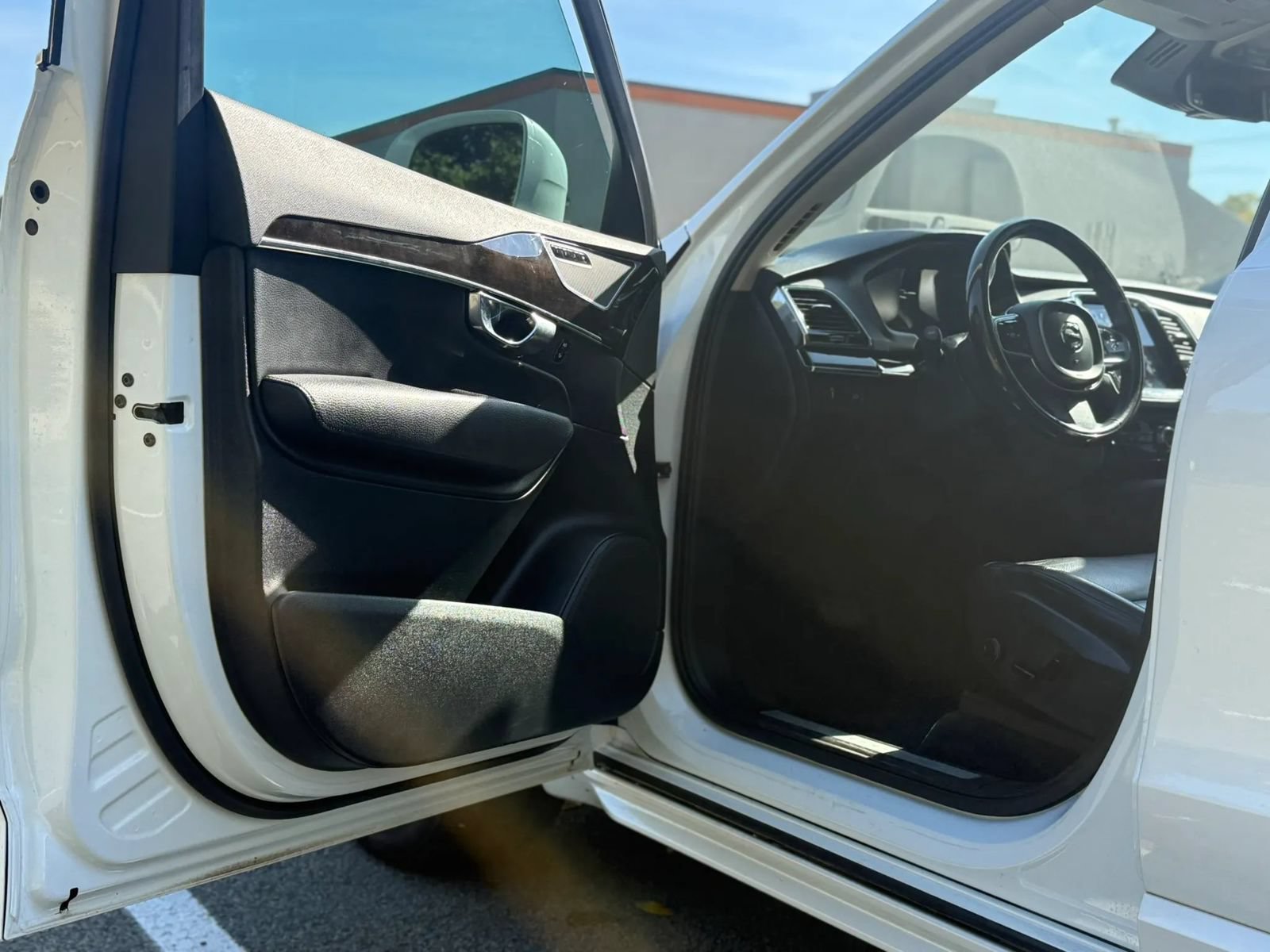Used 2018 Volvo XC90 T6 Momentum w/ Momentum Plus Package AWD/4WD image 11
