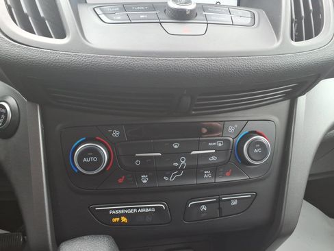 Used 2019 Ford Escape SE image 18