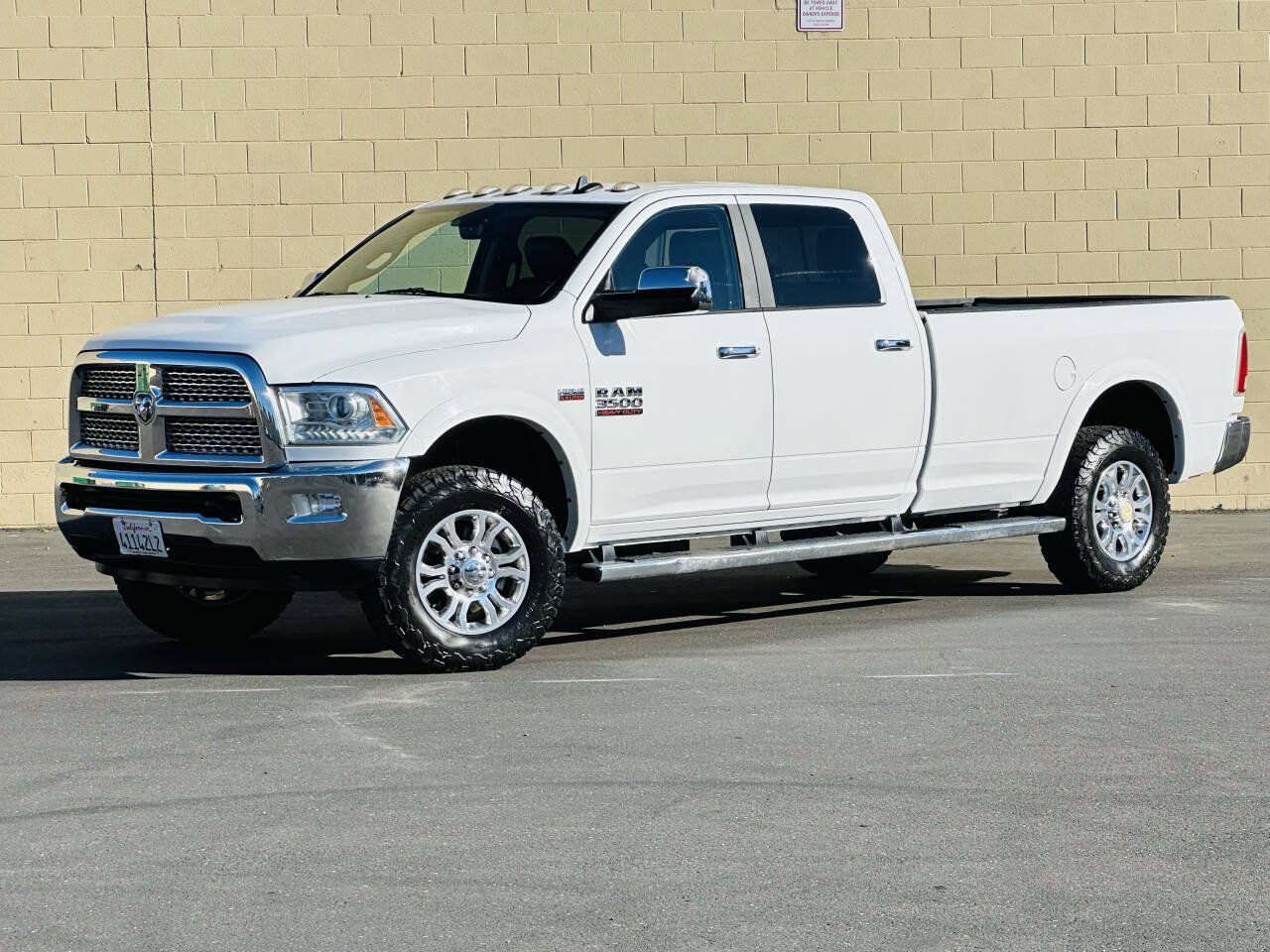 Used 2018 RAM 3500 Laramie w/ Convenience Group AWD/4WD image 3