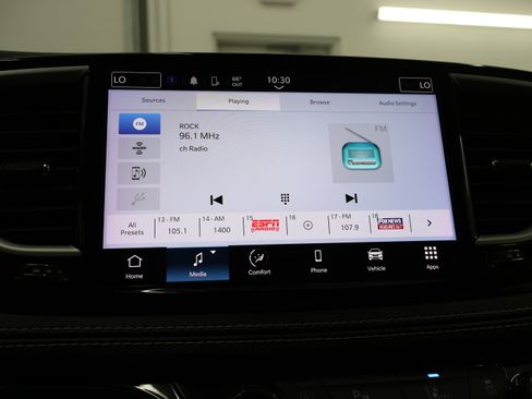 Used 2024 Chrysler Pacifica Touring-L FWD image 45