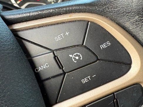 Used 2017 Jeep Renegade Latitude FWD image 14