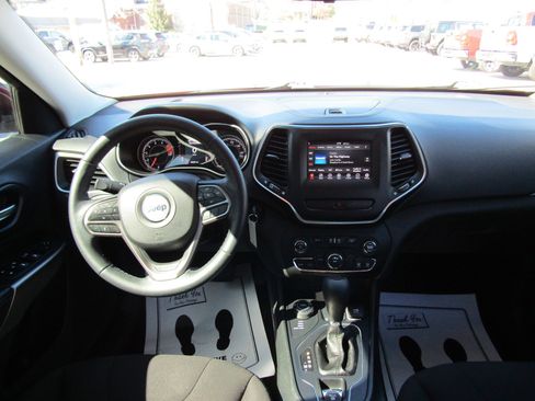 Used 2019 Jeep Cherokee Latitude w/ Cold Weather Group image 18