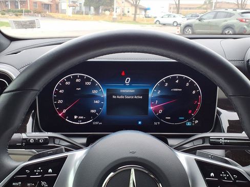 Used 2024 Mercedes-Benz GLC 300 4MATIC image 17