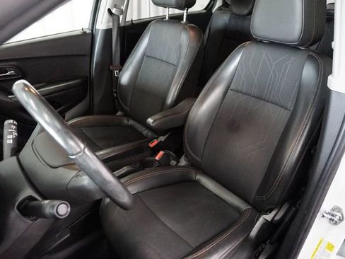 Used 2022 Chevrolet Trax LT w/ LT Convenience Package FWD image 8