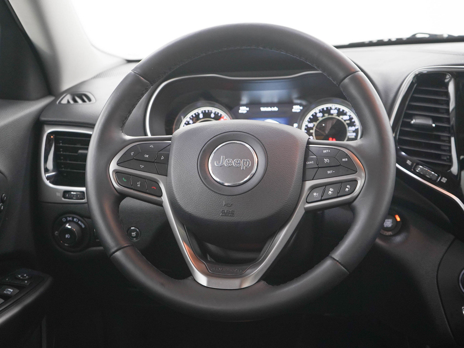 Used 2019 Jeep Cherokee Limited w/ Luxury Group AWD/4WD image 15