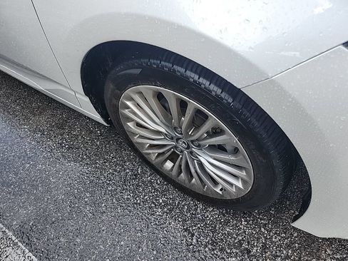 Used 2019 Toyota Avalon Limited FWD image 12
