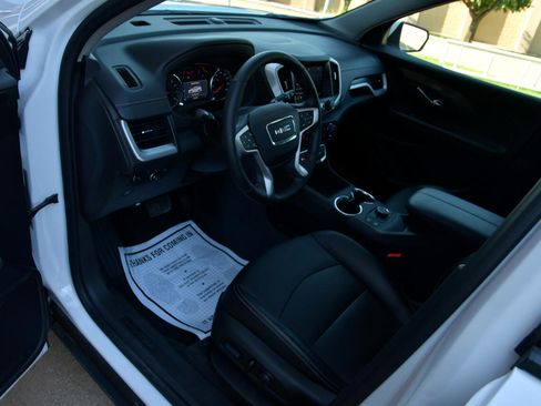 Used 2024 GMC Terrain SLT image 28