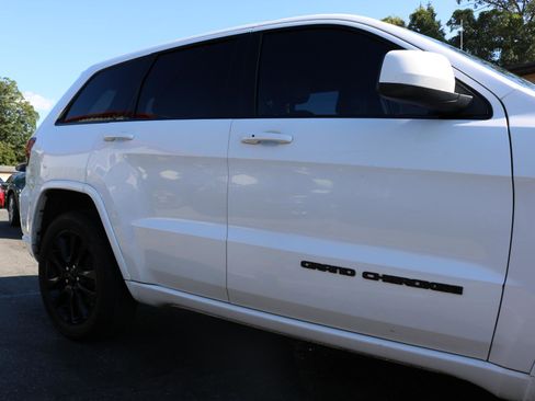 Used 2019 Jeep Grand Cherokee Altitude AWD/4WD image 9