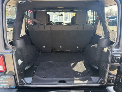 Used 2017 Jeep Wrangler Unlimited Sahara w/ Connectivity Group AWD/4WD image 11