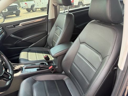 Used 2018 Volkswagen Passat 2.0T SE FWD image 31