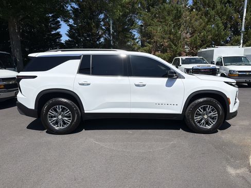 Used 2025 Chevrolet Traverse LT AWD/4WD image 11