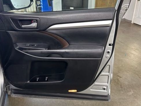 Used 2019 Toyota Highlander XLE FWD image 19