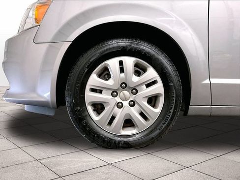 Used 2019 Dodge Grand Caravan SE w/ Rear Park Assist Package FWD image 9