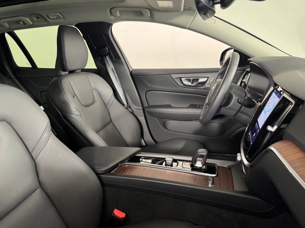 Certified 2025 Volvo V60 B5 Cross Country Plus AWD/4WD image 2