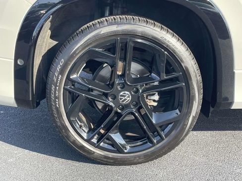 Certified 2026 Volkswagen Tiguan SE R-Line FWD image 9