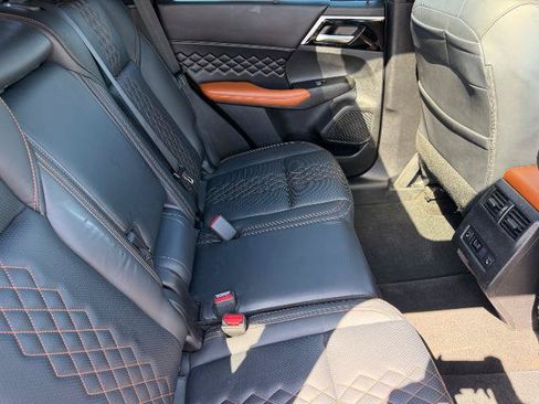 Used 2023 Mitsubishi Outlander AWD image 14