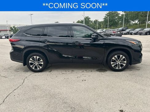 Used 2022 Toyota Highlander XLE AWD/4WD image 4