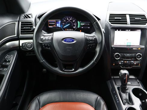 Used 2019 Ford Explorer XLT w/ Equipment Group 202A image 9