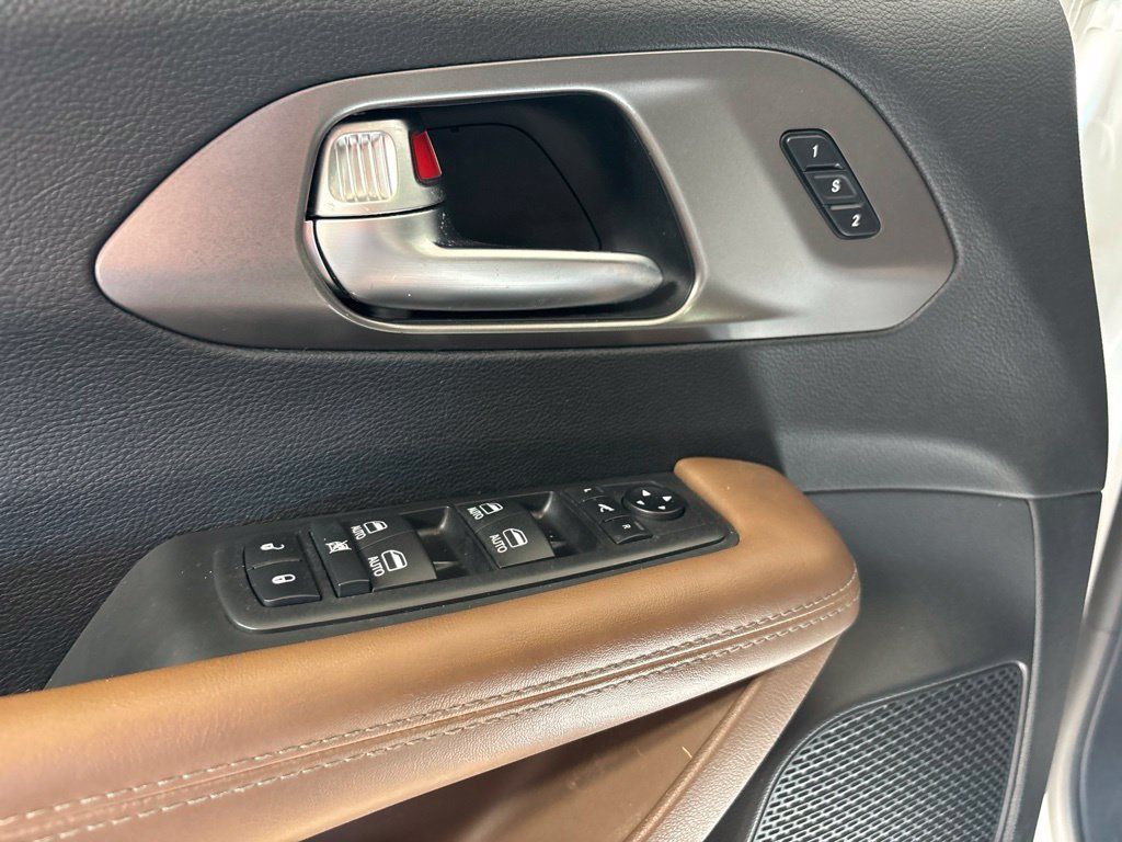 Used 2019 Chrysler Pacifica Limited FWD image 16
