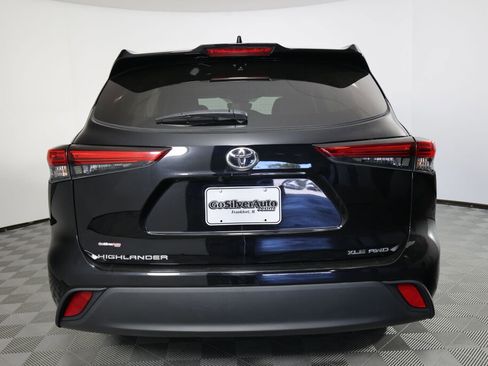 Used 2021 Toyota Highlander XLE AWD/4WD image 3