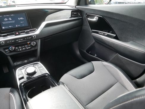 Certified 2021 Kia Niro EX w/ Cold Weather Package FWD image 11
