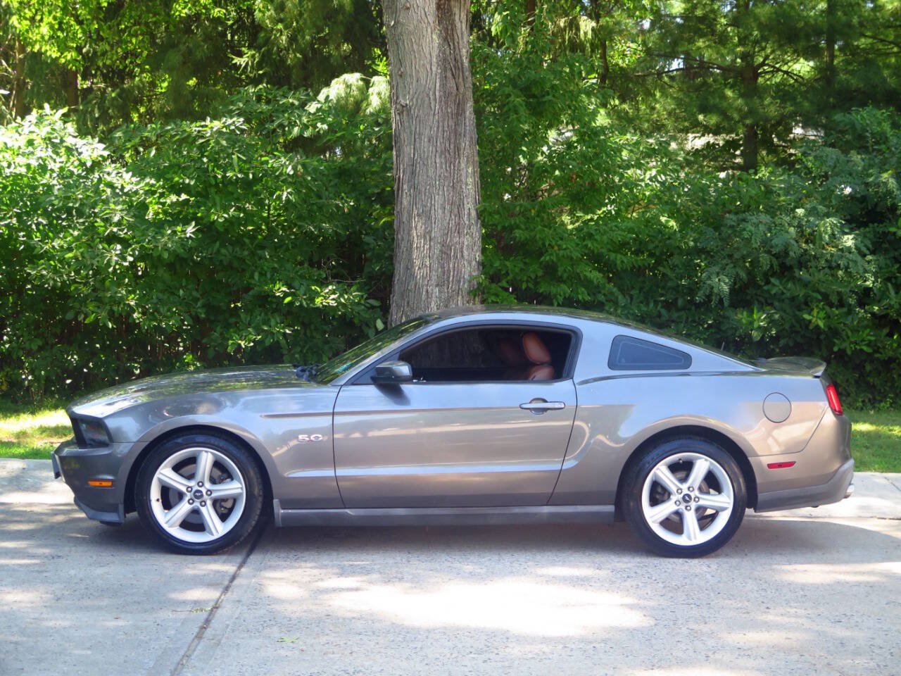 Used 2011 Ford Mustang GT Premium RWD image 2