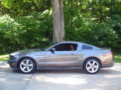 Used 2011 Ford Mustang GT Premium RWD image 2