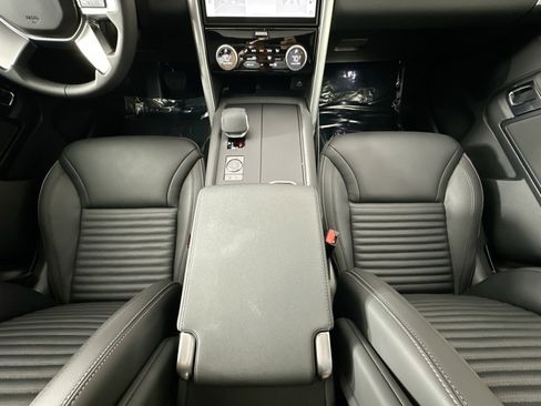 Used 2025 Land Rover Discovery S image 22