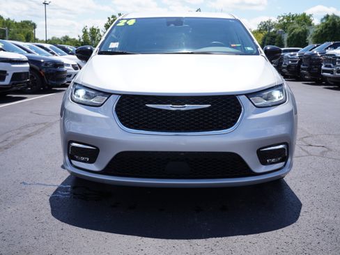 Used 2024 Chrysler Pacifica Touring-L FWD image 12