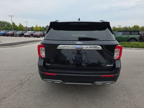 Used 2022 Ford Explorer XLT w/ Equipment Group 202A image 6