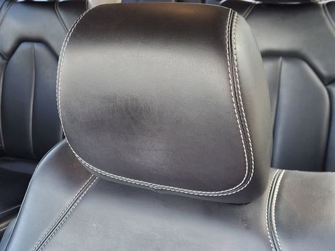 Used 2023 Chrysler Pacifica Touring-L FWD image 6