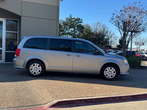 Used 2018 Dodge Grand Caravan SE w/ UConnect Hands-Free Group image 7