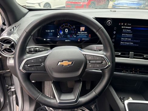 Used 2025 Chevrolet Equinox LT FWD image 38