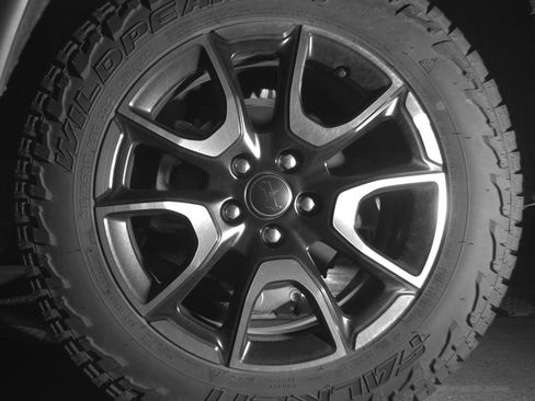 Used 2025 Jeep Compass Trailhawk AWD/4WD image 14